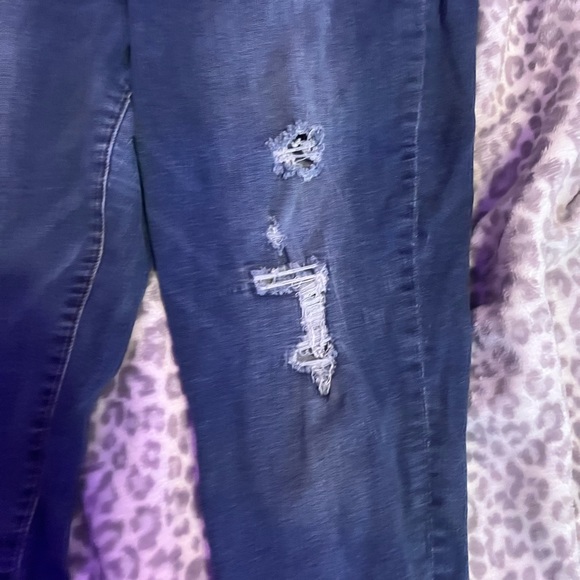 PATCHED RIPPED JEANS - Picture 2 of 6